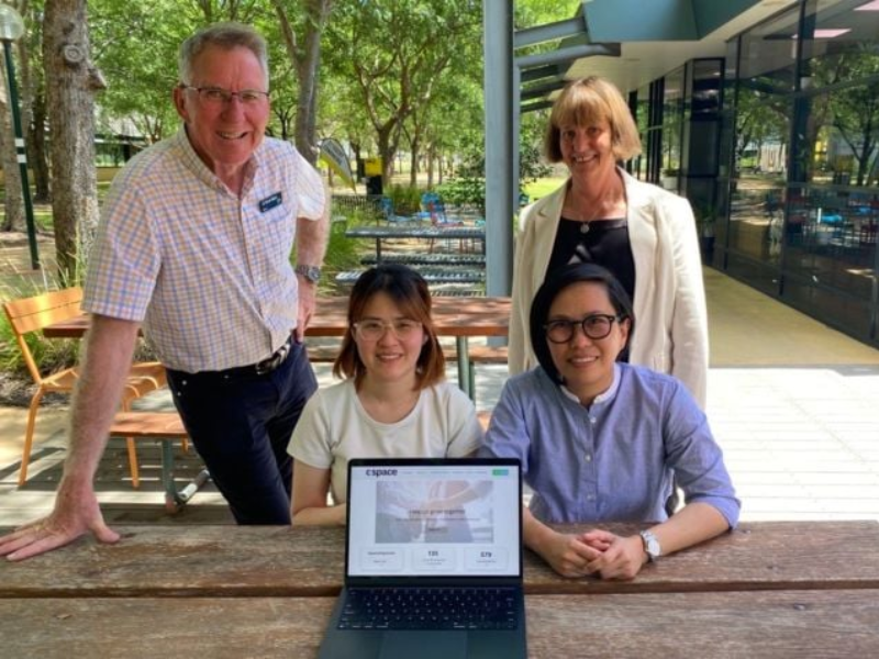 La Trobe Innovation Sprint AlburyCity Mayor Kevin Mack, CEO of Mercy Connect Caroline Cummins standing behind two La Trobe University students who worked on the Innovation Sprint.
